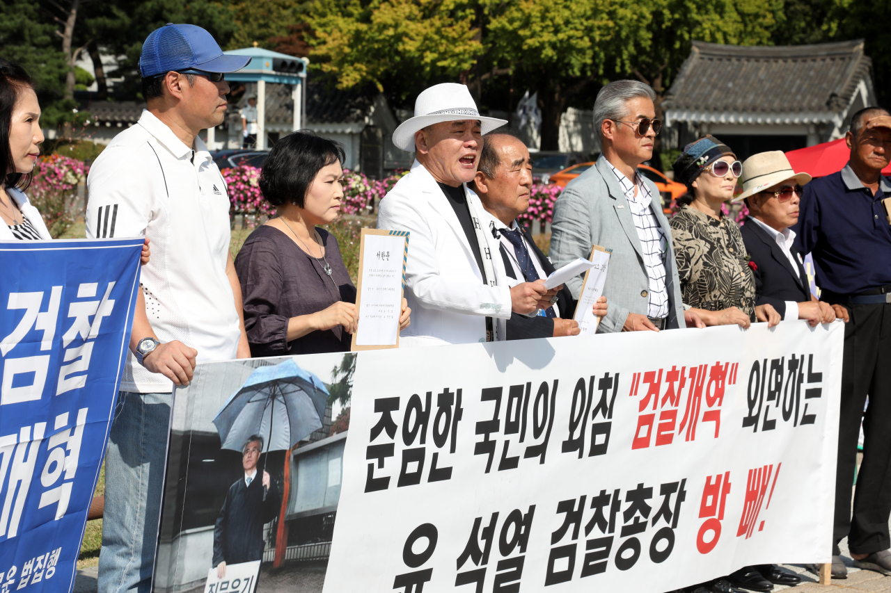 30일 오후 서울 청와대 분수대 앞에서 열린 '준엄한 국민의 외침 검찰개혁 외면하는 윤석렬 검찰총장 방 빼!' 기자회견에서 오천도 애국국민운동대연합 대표가 발언하고 있다. [연합]