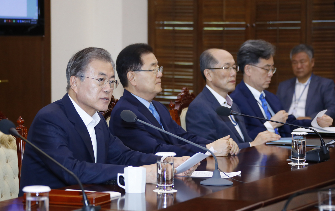 문재인 대통령이 7일 오후 청와대에서 열린 수석·보좌관회의에서 발언하고 있다. [연합]
