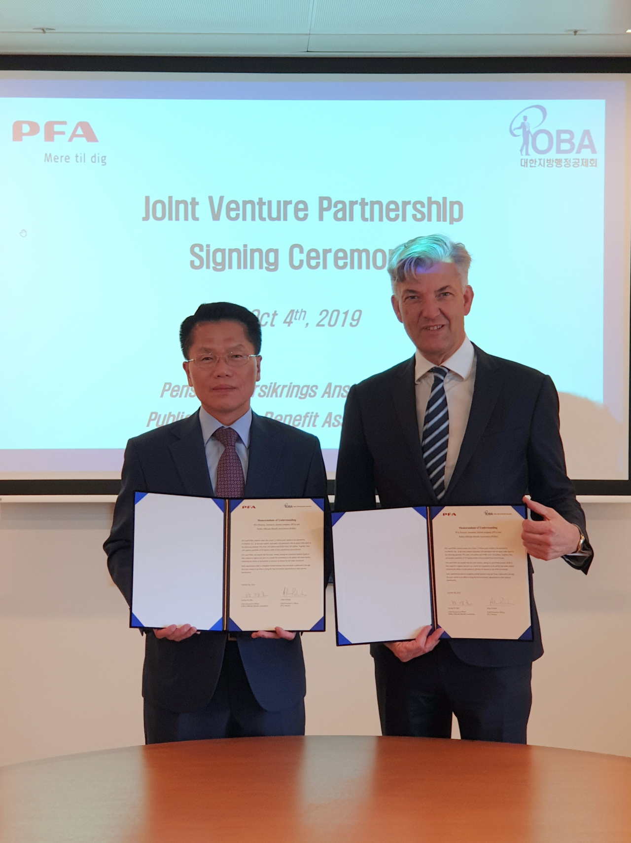 한경호 지방행정공제회 이사장과 PFA CEO 알란 폴락이 10월 4일 덴마크 코펜하겐 PFA 본사에서 공동투자 및 상호협력을 위한 MOU를 체결했다. [대한지방행정공제회]