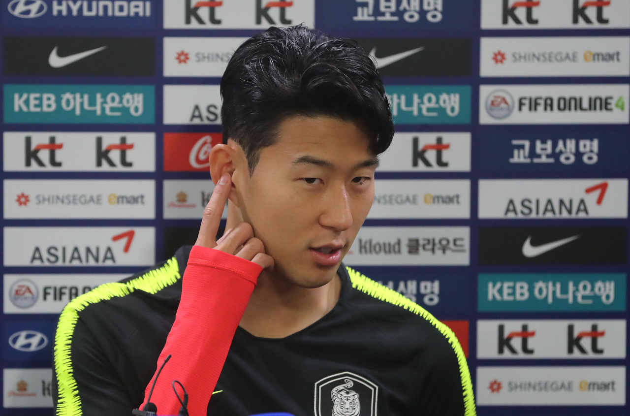 생애 첫 평양 원정에 나서는 한국 축구 국가 대표 팀의 ‘캡틴’ 손흥민이 7일 경기도 파주 NFC에서 인터뷰를 하고 있는 모습. 이날 소집된 대표팀은 10일 스리랑카와 월드컵 2차 예선 2차전 홈경기를 치른 뒤 15일 북한과 3차전 원정 경기를 벌인다. [연합]