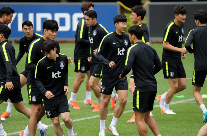 한국 국가대표 축구팀 선수들이 파주 국가대표트레이닝센터(NFC)에서 밝은 표정으로 훈련하고 있는 모습. [연합]