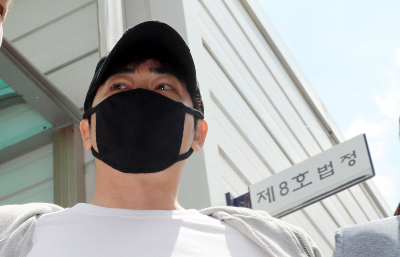드라마 외주 제작 스태프 여성 2명을 성폭행하고 추행한 혐의로 구속기소된 배우 강지환(본명 조태규)이 지난 7월 12일 오전 수원지법 성남지원에서 열린 구속 전 피의자심문(영장실질심사)에 출석한 뒤 호송차량으로 이동하던 중 취재진에 심경을 밝히고 있다. [연합]