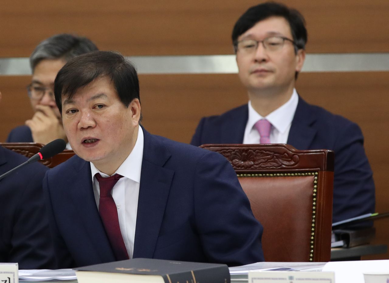 배성범 서울중앙지검장이 7일 오전 서울 서초동 서울고등검찰청에서 열린 국회 법제사법위원회의 서울고검, 서울중앙지검 등에 대한 국감에서 조국 법무부 장관 일가 수사와 관련한 질의에 답하고 있다. 뒷줄 오른쪽은 조 장관 일가 수사의 실무책임자인 송경호 3차장 검사. [연합]
