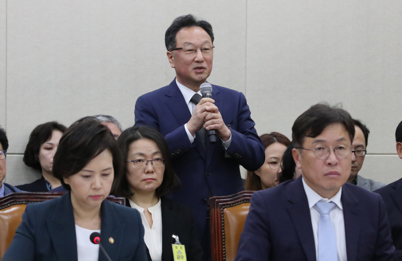 7일 국회에서 열린 보건복지위 식품의약품안전처 국정감사에서 '인보사' 관련 증인으로 출석한 이우석 코오롱생명과학대표(가운데)가 더불어민주당 기동민 의원 질의에 답변하고 있다. 왼쪽은 이의경 식품의약품안전처장 [연합뉴스]