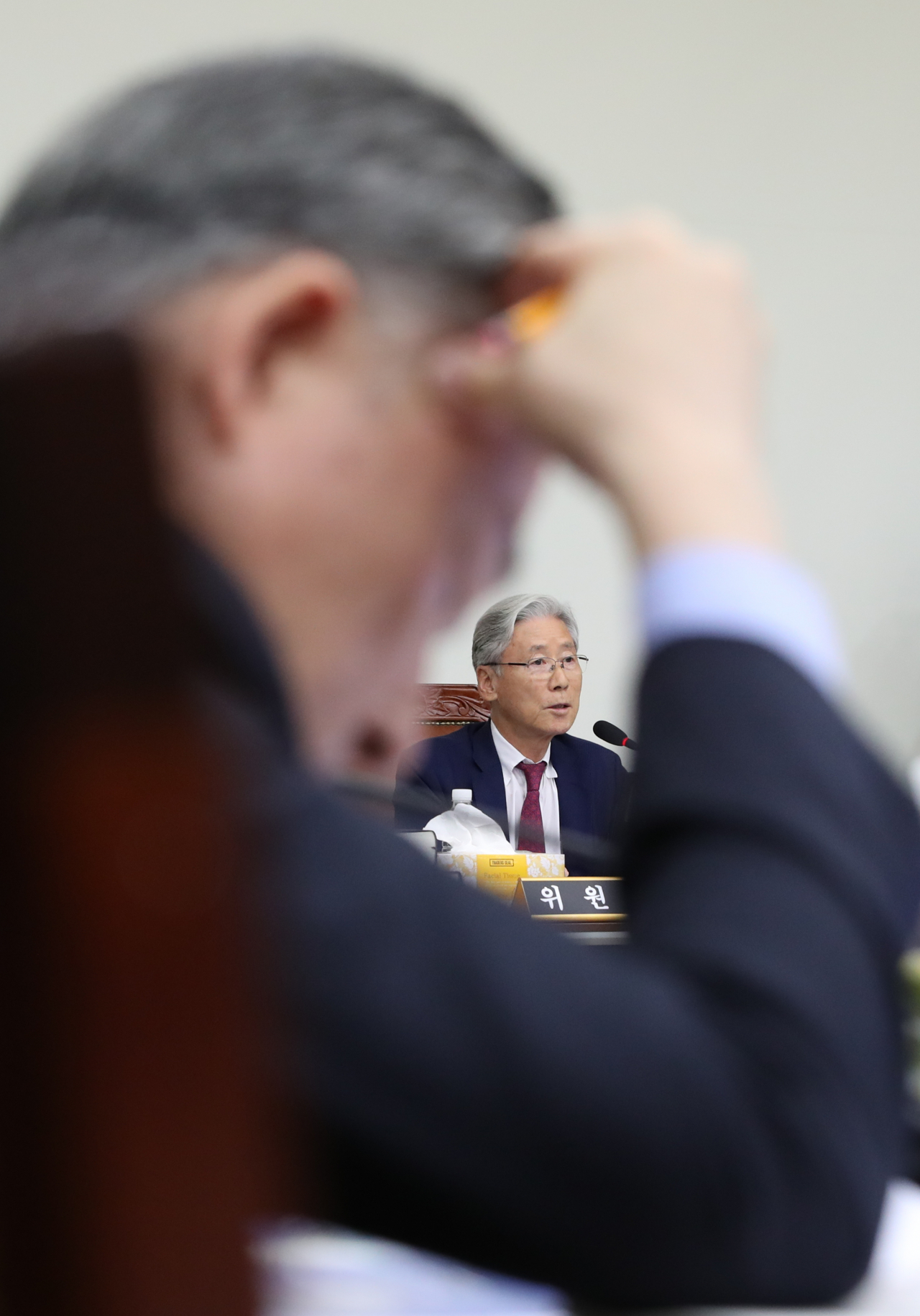여상규 국회 법제사법위원장이 7일 오후 서울 서초동 서울고등검찰청에서 열린 국회 법제사법위원회의 서울고검, 서울중앙지검 등에 대한 국정감사에서 패스트트랙 수사와 관련해 송삼현 남부지검장에게 질의하고 있다. 더불어민주당 표창원 의원이 머리에 손을 댄 채 심각한 표정으로 질의를 듣고 있다. [연합]