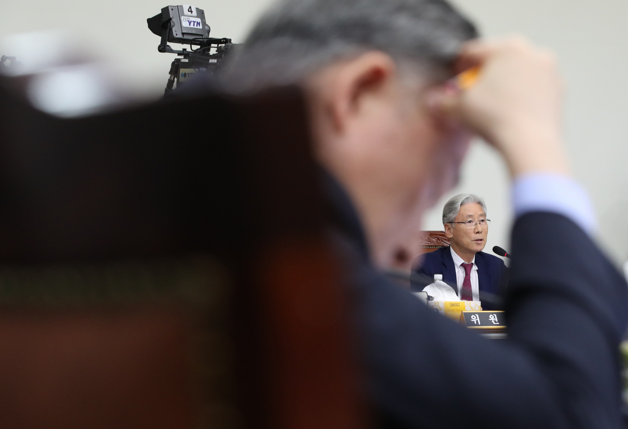 여상규 국회 법제사법위원장이 7일 오후 서울 서초동 서울고등검찰청에서 열린 국회 법제사법위원회의 서울고검, 서울중앙지검 등에 대한 국정감사에서 패스트트랙 수사와 관련해 송삼현 남부지검장에게 질의하고 있다. 더불어민주당 표창원 의원이 머리에 손을 댄 채 심각한 표정으로 질의를 듣고 있다. 연합뉴스