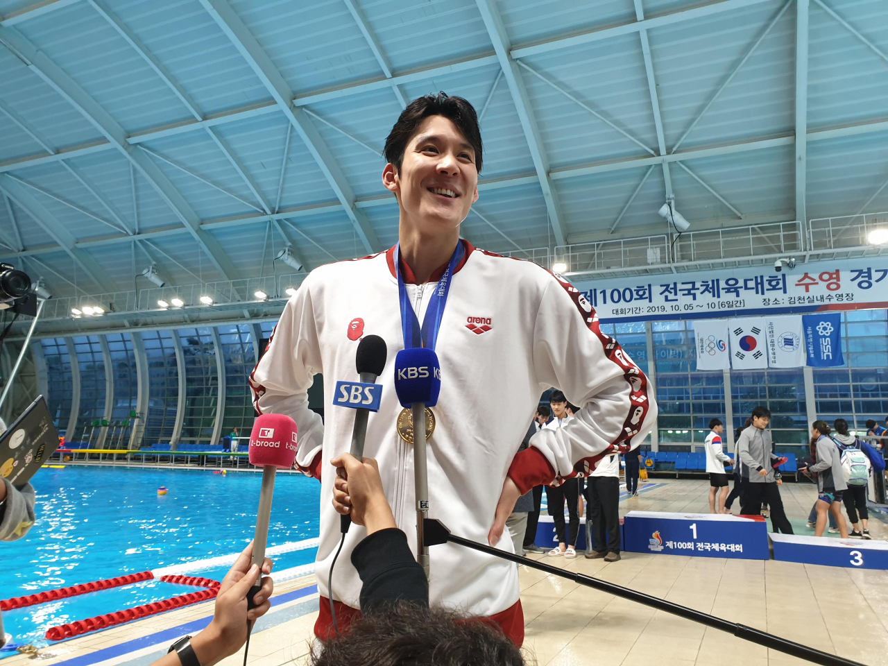 박태환이 7일 경북 김천실내스포츠수영장에서 열린 수영 남자 일반부 자유형 200ｍ 결승에서 1분46초90으로 금메달을 획득 후 취재진과 인터뷰하고 있다. [연합]