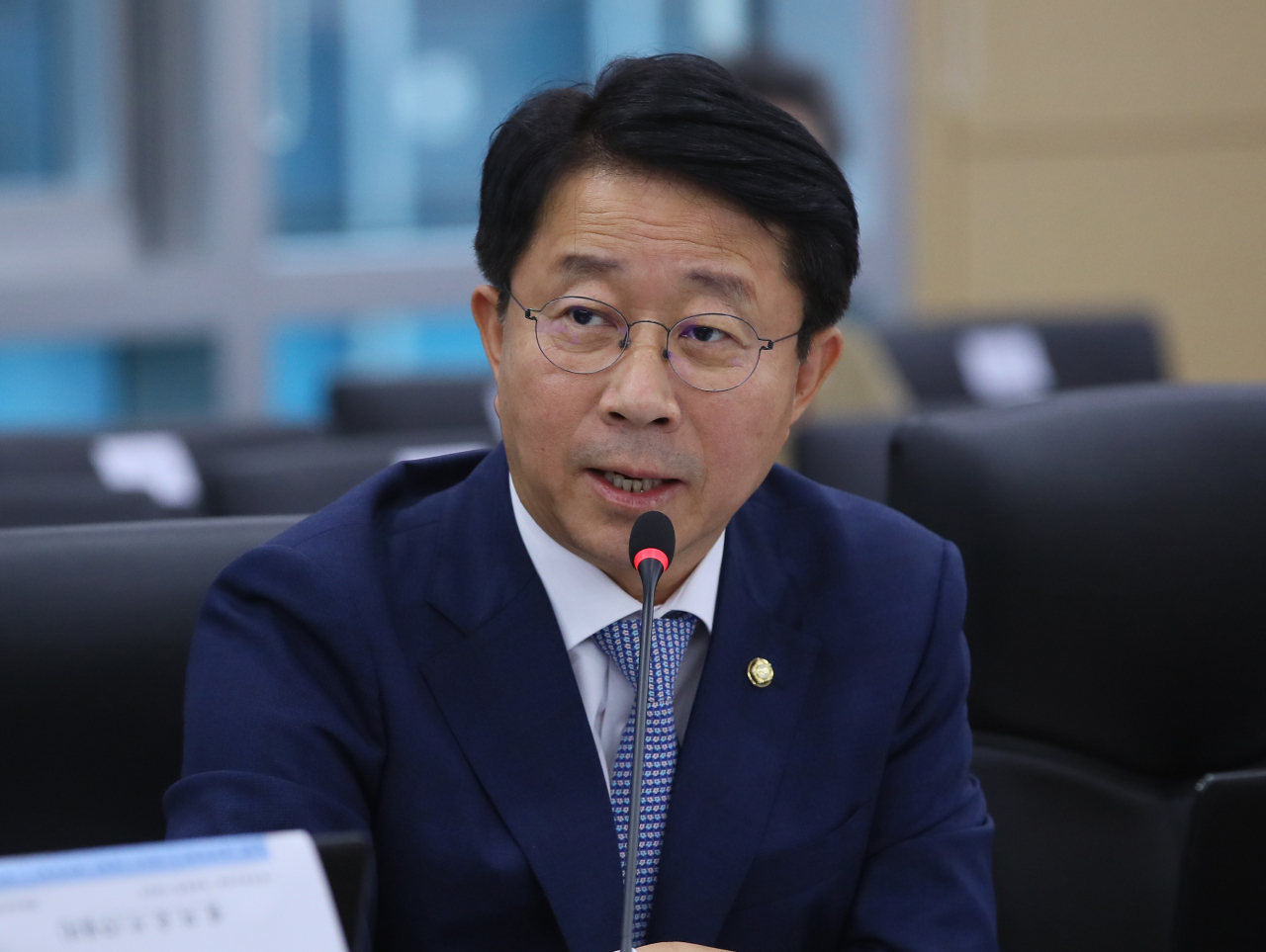 더불어민주당 조정식 의원이 2일 세종시 정부세종청사 기획재정부에서 열린 국회 기획재정위원회 국정감사에서 홍남기 경제부총리에게 질의하고 있다. 연합뉴스
