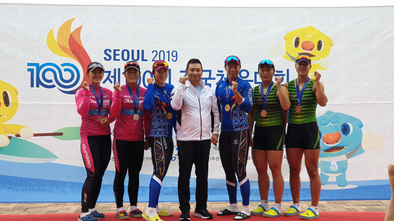 송파 조정선수단(파란 옷이 송파구청 소속)이 7일 충주 탄금호 국제 조정경기장에서 열린 제100회 전국체육대회 여자부 무타페어 경기에서 우승했다. [송파구 제공]