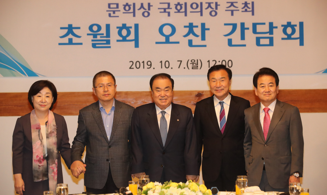 문희상 국회의장과 야 4당 대표들이 7일 오후 국회 사랑재에서 열린 초월회 오찬 간담회에서 손을 맞잡고 포즈를 취하고 있다. 왼쪽부터 정의당 심상정, 자유한국당 황교안 대표, 문 의장, 바른미래당 손학규, 민주평화당 정동영 대표. 이날 더불어민주당 이해찬 대표는 참석하지 않았다. [연합]