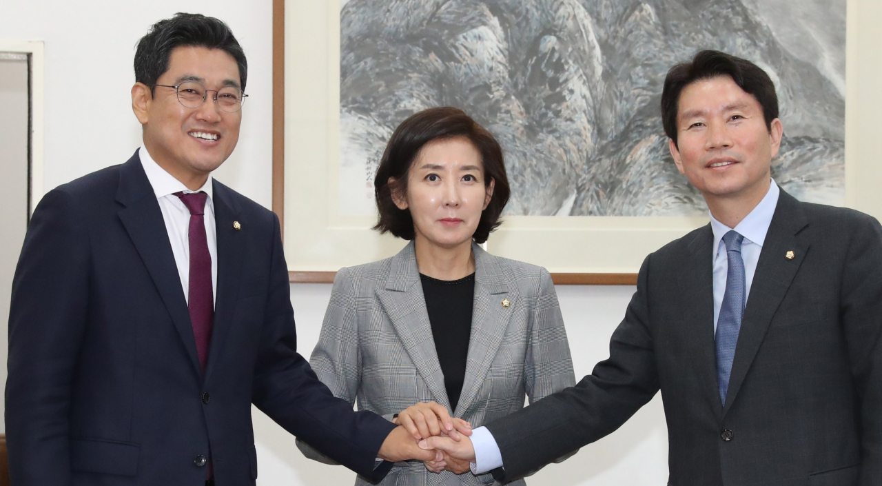 바른미래당 오신환(왼쪽부터), 자유한국당 나경원, 더불어민주당 이인영 원내대표가 7일 오전 국회 운영위원장실에서 만나 기자들에게 포즈를 취하고 있다. [연합]