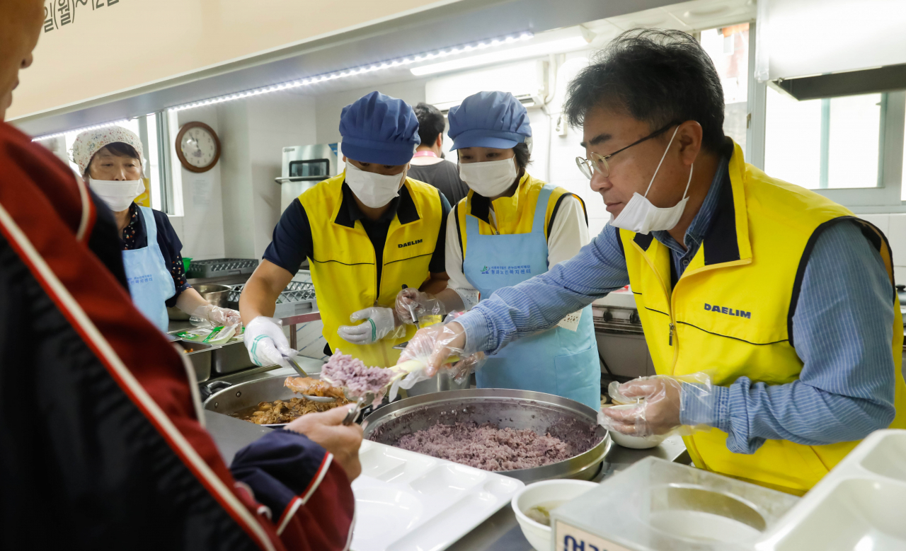 7일 서울 용산구 청파노인복지센터를 찾은 대림산업 직원들이 점심 배식 봉사활동을 펼치고 있다. [대림산업 제공]