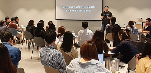 지난 2일 와디즈 판교사옥에서 신혜성 대표가 직원들들과 소통행사를 하고 있다. [와디즈 제공]　