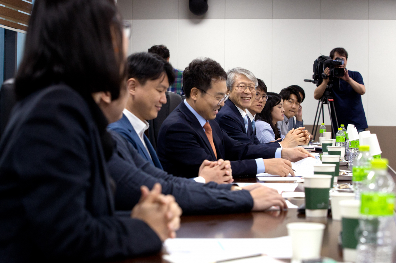 최기영 과학기술정보통신부 장관이 지난 7일 오후 기초과학연구원을 방문해 젊은 연구원들과 간담회를 가졌다.[과기정통부 제공]