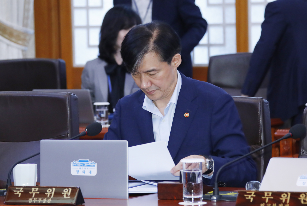 조국 법무부 장관이 8일 오전 청와대에서 열린 국무회의에 참석, 자료를 살펴보고 있다. [연합]