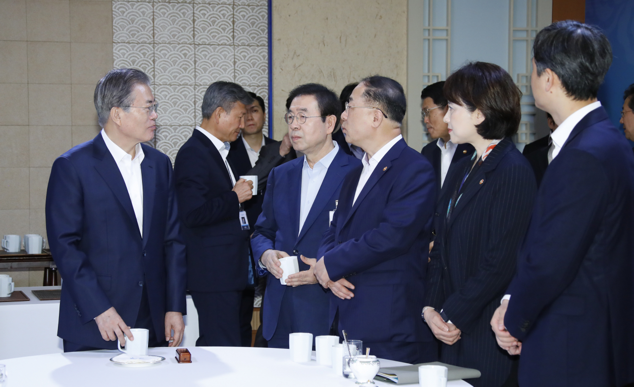 문재인 대통령이 8일 오전 청와대에서 열린 국무회의에 앞서 열린 차담회에서 박원순 서울시장(왼쪽 두번째부터), 홍남기 경제부총리 겸 기획재정부 장관, 유은혜 사회부총리 겸 교육부 장관 등 국무위원들과 대화를 나누고 있다. [연합]