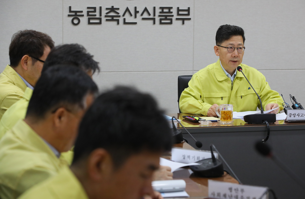 김현수 농림축산식품부 장관이 8일 세종시 정부세종청사 농림축산식품부 상황실에서 아프리카돼지열병 방역 상황과 살처분 현황 등을 점검하고 있다. [연합]