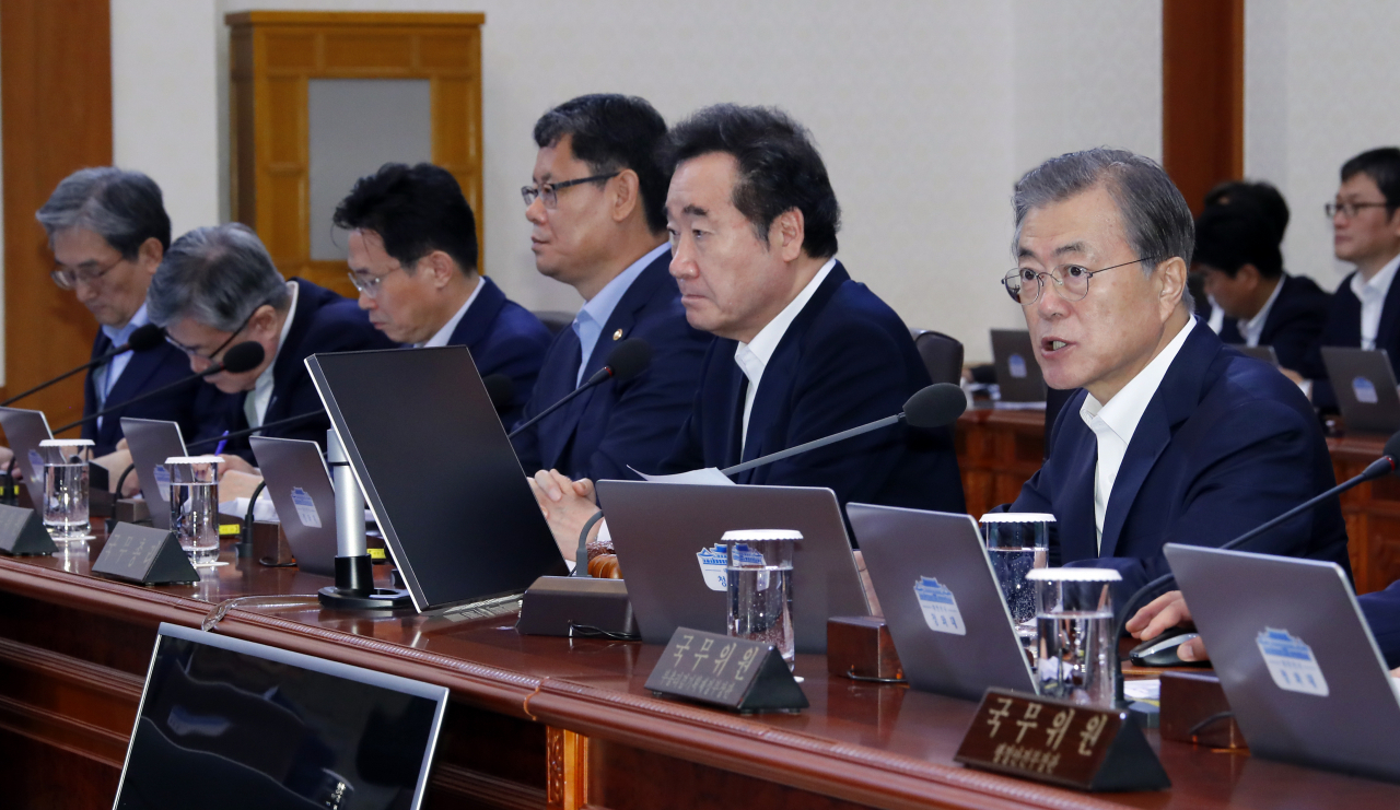문재인 대통령이 8일 오전 청와대에서 열린 국무회의를 주재하고 있다. [연합]