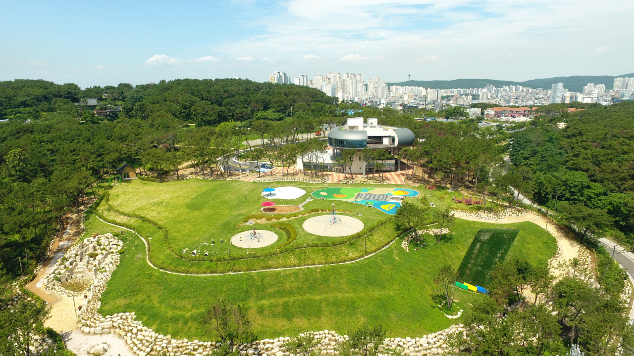 울산 동구 대왕암공원 내에 있는 대왕별 아이누리는 15가지 이상 체험활동 교구를 잔디광장에 비치해 아이들이 자연과 함께 신나게 뛰어놀 수 있는 환경을 제공할 예정이다.