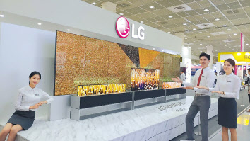 ‘2019 한국전자전’에 전시한 ‘LG 시그니처 올레드 8K’. [LG전자 제공]