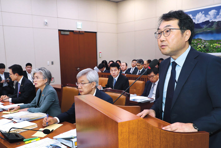 이도훈 한반도평화교섭본부장(오른쪽)이 지난 2일 열린 국회 외교통일위원회의 외교부 국정감사에 참석해 더불어민주당 박병석 의원의 질의에 답변하고 있다. [연합]