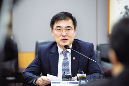 손병두 금융위 부위원장이 8일 정부서울청사 금융위원회에서 열린 개인연체채권 관리체계 개선 태스크포스(TF) 1차 회의에서 모두발언을 하고 있다. [금융위 제공]