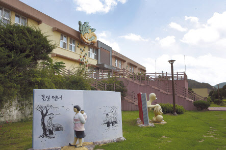 안동 권정생선생 동화나라의 몽실언니 조형물.