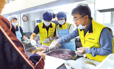 7일 서울 용산구 청파노인복지센터를 찾은 대림산업 직원들이 점심 배식 봉사활동을 펼치고 있다. [대림산업 제공]