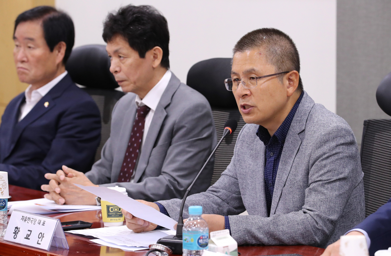 자유한국당 황교안 대표(오른쪽)가 8일 오전 국회 의원회관에서 열린 '민부론' 제1차 입법세미나에서 발언하고 있다. '민부론'은 문재인 정부의 소득주도성장론에 맞서 한국당이 내놓은 경제 대안정책으로, 정부 주도가 아닌 민간과 시장 중심으로 경제 성장의 패러다임을 바꿔야 한다는 내용을 골자로 한다. [연합]