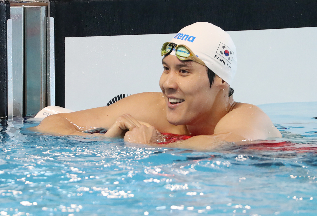 8일 오전 경북 김천시 김천실내수영장에서 열린 100회 전국체육대회 남자 일반부 자유형 400m 결승에서 박태환이 1위를 차지한 후 밝게 웃고 있다. [연합]