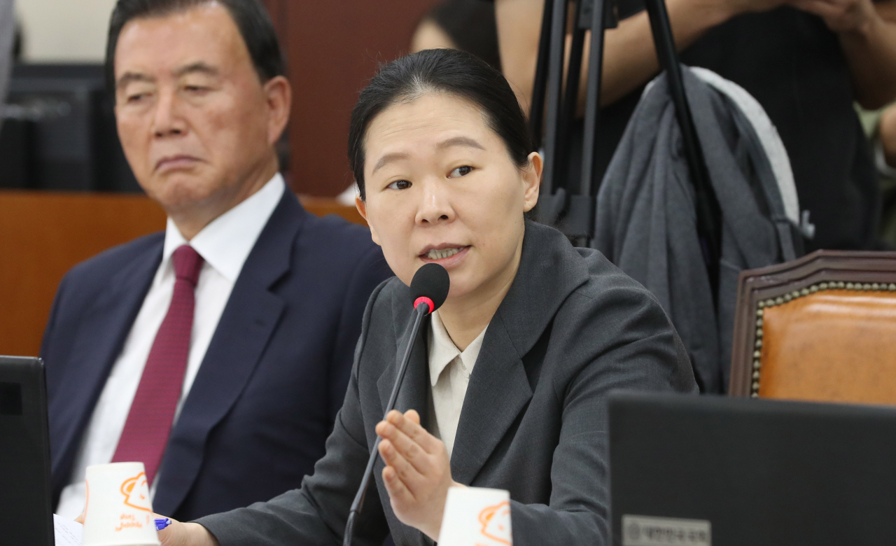 권은희 바른미래당 의원이 8일 국회에서 열린 행정안전위원회의 인사혁신처에 대한 국정감사에서 질의하고 있다. [연합]