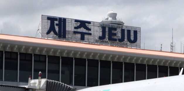 제주공항서 유효기간이 지난 임시신분증으로 공항 출입이 제지당하자 직원들에게 욕설과 함께 난동을 부린 30대에게 벌금 300만원이 선고됐다. [연합]