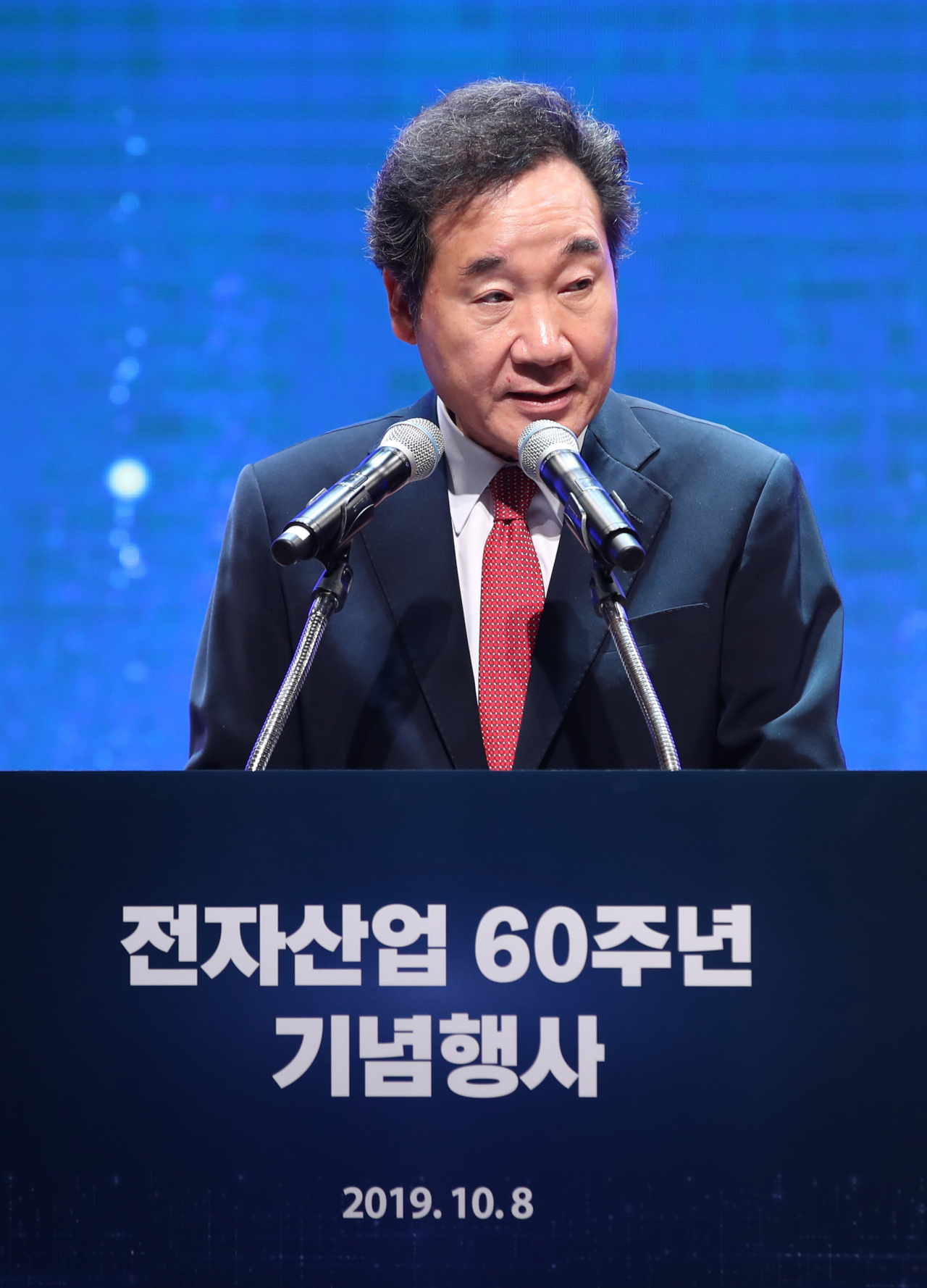 8일 서울 강남구 코엑스에서 열린 '전자산업 60주년 기념행사'에서 이낙연 국무총리가 축사하고 있다. [연합]