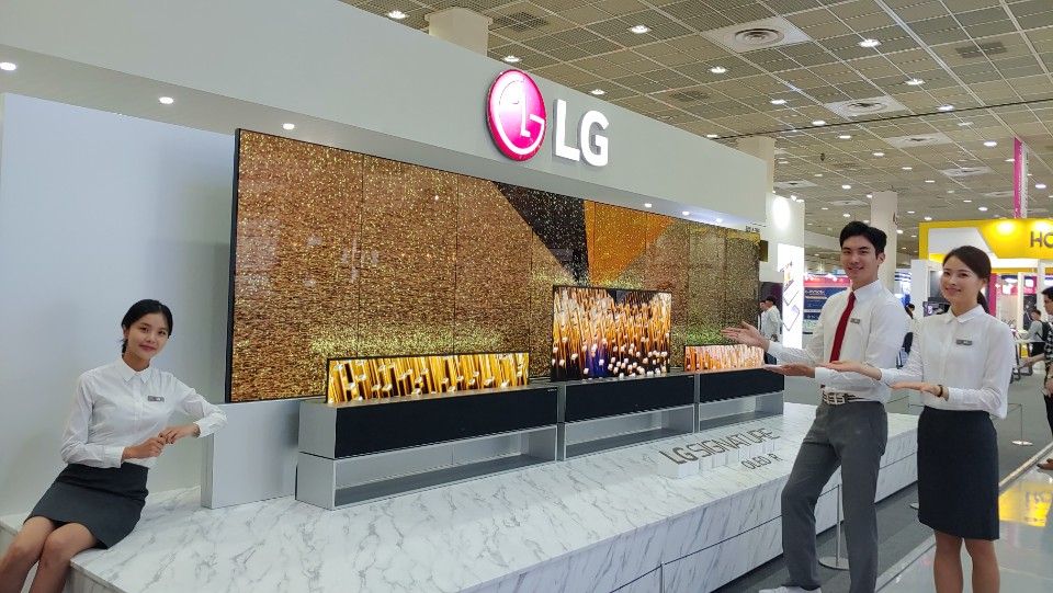 8일 코엑스에서 개막한 'KES 2019' 전시회에서 모델들이 세계 최초 롤러블 올레드 TV 'LG 시그니처 올레드 R'을 소개하고 있다. [LG전자 제공]