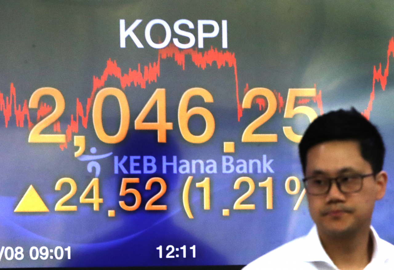 코스피가 24.52포인트 상승한 2,046.25로 장을 마감한 8일 오후 서울 중구 KEB 하나은행 딜링룸에서 한 딜러가 분주한 모습이다. 연합뉴스