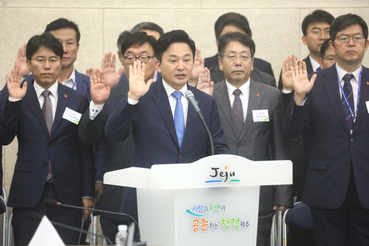 8일 오전 제주도청에서 열린 국회 국토교통위원회 국정감사에서 원희룡 제주지사가 증인 선서를 하고 있다. [연합]