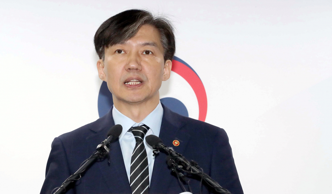 조국 법무부 장관이 8일 오후 경기도 과천시 정부과천청사 법무부 브리핑룸에서 검찰 개혁방안을 발표하고 있다. 연합뉴스