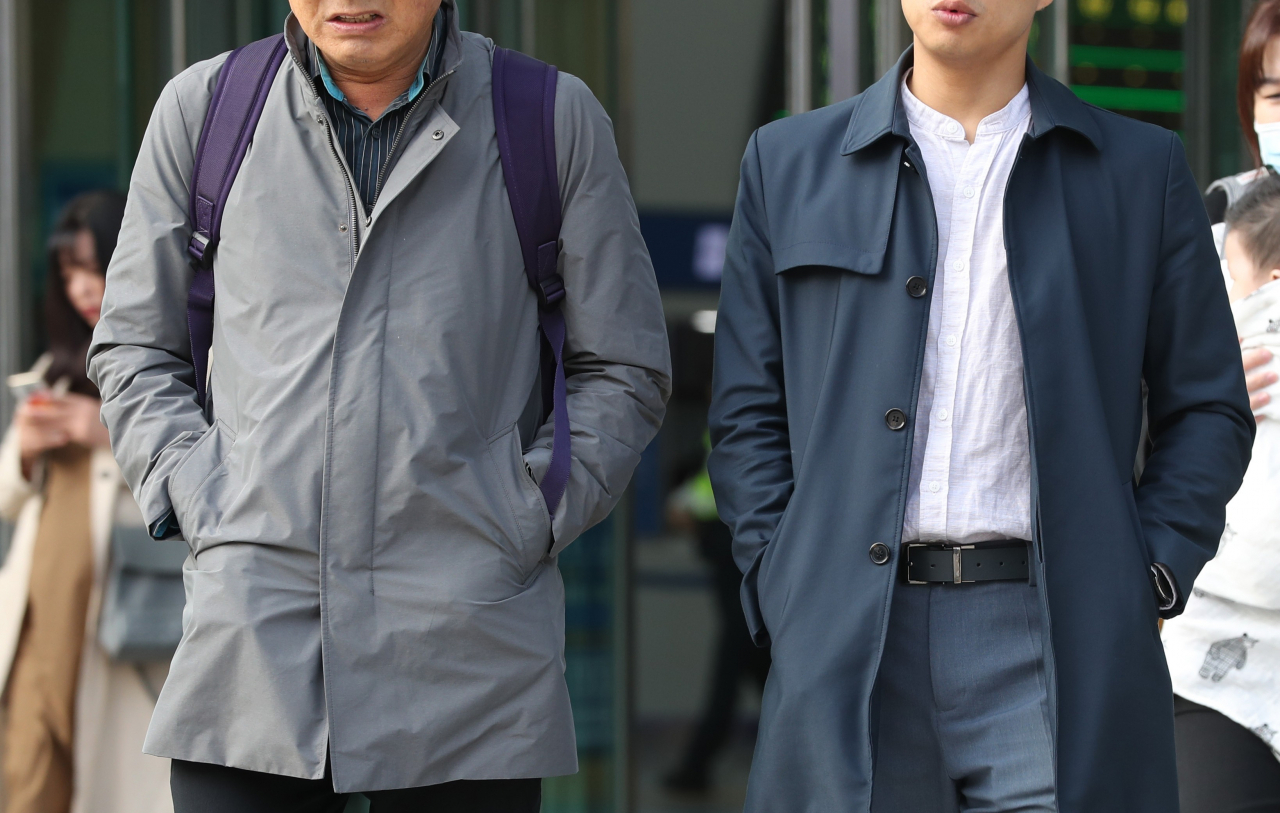 절기상 찬 이슬이 맺힌다는 ‘한로’인 8일 오전 서울역에서 시민들이 외투를 입고 발길을 재촉하고 있다. [연합]
