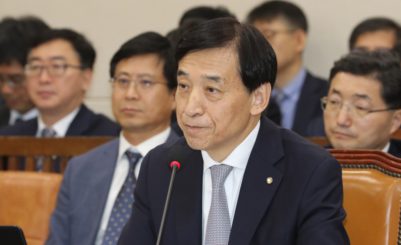 이주열 한국은행 총재가 8일 오후 국회에서 계속된 기획재정위원회의 한국은행 국정감사에서 의원질의를 듣고 있다. [연합]