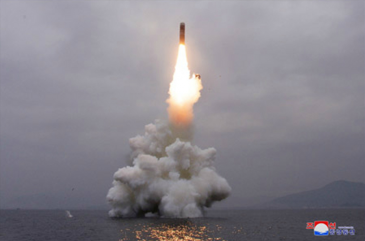 북한이 지난 2일 신형 잠수함발사탄도미사일(SLBM) '북극성-3형'을 성공적으로 시험발사했다고 조선중앙통신이 3일 보도했다. 사진은 중앙통신 홈페이지에 공개된 북극성-3형 발사 모습. [연합]