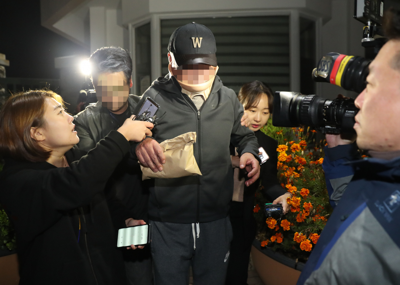 조국 법무부 장관 가족이 운영해온 학교법인 웅동학원 관련 비리 의혹을 받는 조 장관 남동생 조모씨가 9일 오전 구속영장이 기각되자 대기하고 있던 의왕시 서울구치소를 나서고 있다. [연합]