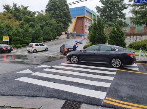 사고가 난 스쿨존 횡단보도 (아산=연합뉴스)