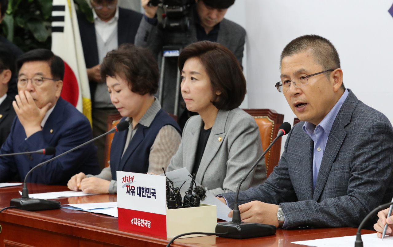 자유한국당 황교안 대표와 나경원 원내대표가 9일 광화문집회에 시민 자격으로 참석할 에정이다. 사진은 지난 7일 국회에서 열린 최고위원회의에서 황 대표가 발언하고 있는 모습. [연합]