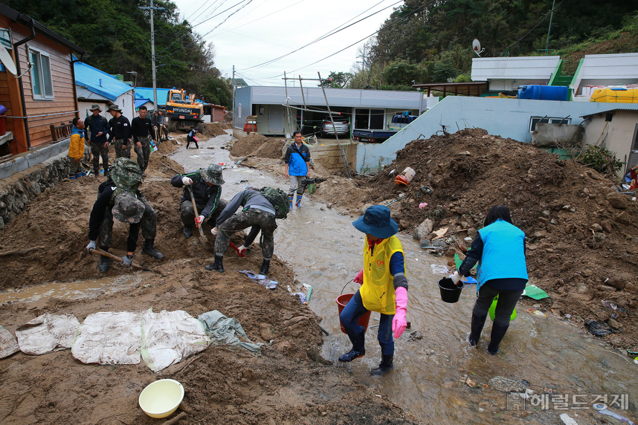 8일 경북 울진군 죽변면에서 군인, 민관단체 등이 태풍 피해 복구에 나서고 있다. [울진군 제공]