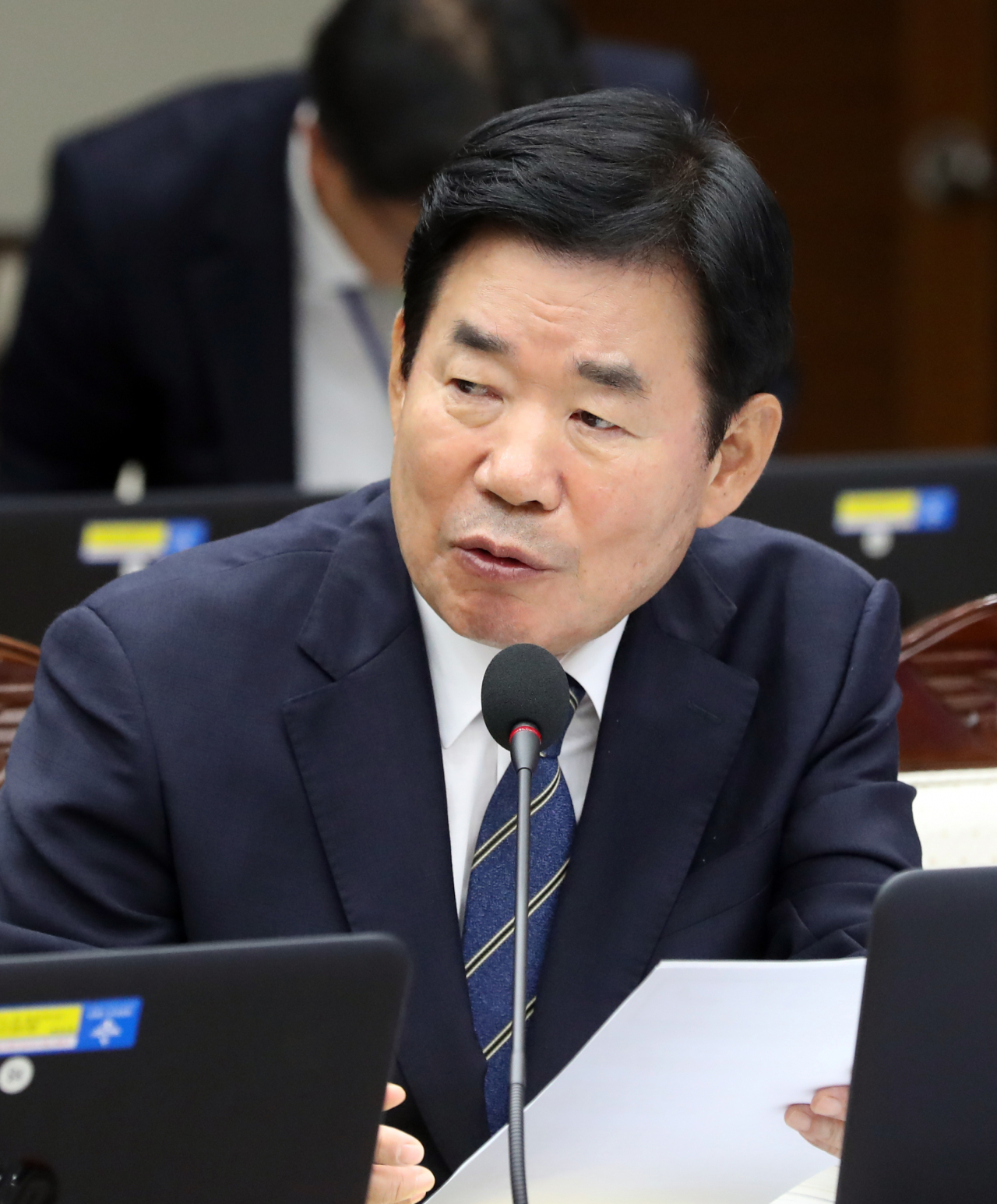 더불어민주당 김진표 의원이 2일 서울 용산구 국방부청사에서 열린 국회 국방위원회의 국방부 국정감사에서 정경두 국방장관에게 질의하고 있다. 연합뉴스