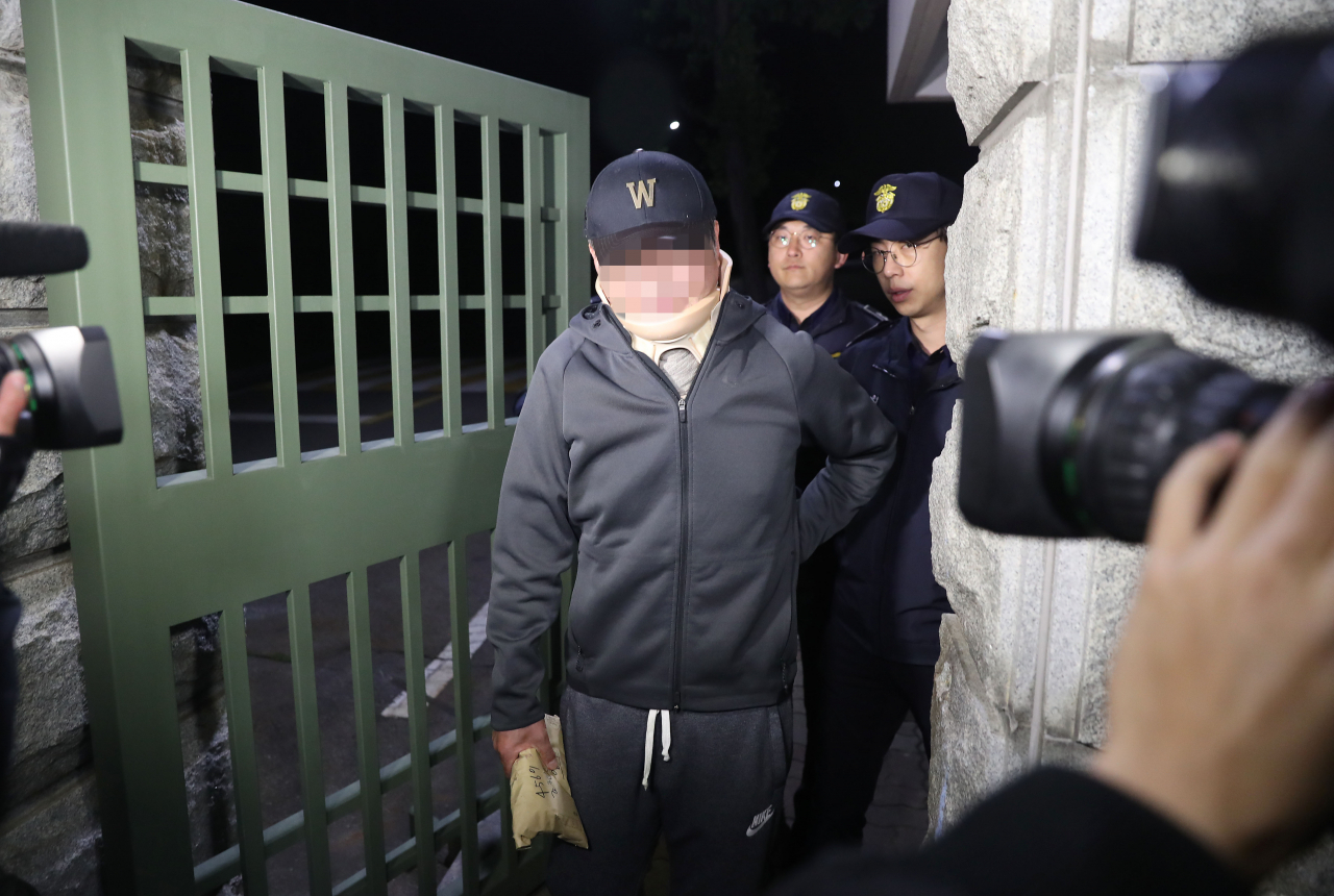 조 장관 동생 조모씨가 9일 오전 구속영장이 기각되자 구치소 건물 밖으로 나오고 있다 [연합]