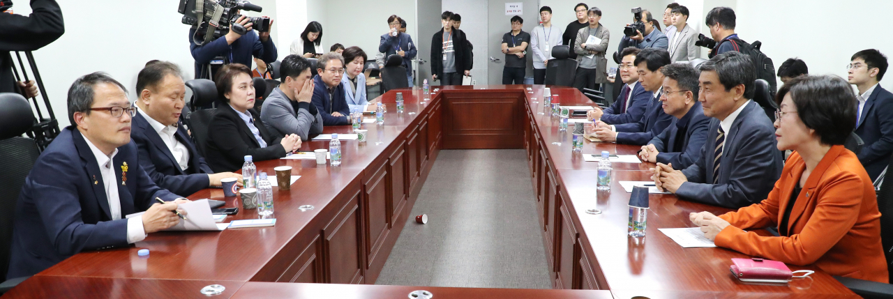 9일 오후 국회 의원회관에서 더불어민주당 검찰개혁특위 전체회의에서 박주민(왼쪽), 김상희(오른쪽) 공동위원장이 위원들과 대화하고 있다. [연합뉴스]