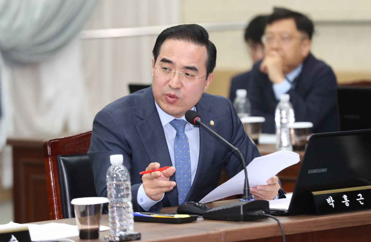 8일 오전 제주도청에서 열린 국회 국토교통위원회 국정감사에서 더불어민주당 박홍근 위원이 질의하고 있다. 연합뉴스