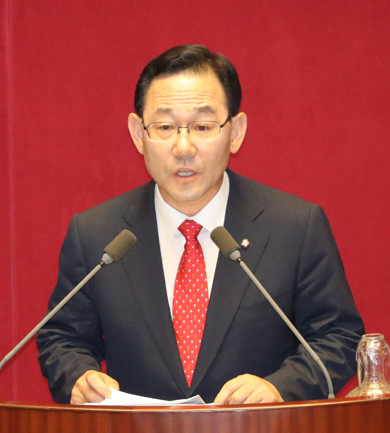 주호영 자유한국당 의원이 국회 본회의장에서 열린 교육·사회·문화 분야 대정부질문에서 조국 법무부 장관에게 질의하고 있다. [연합]
