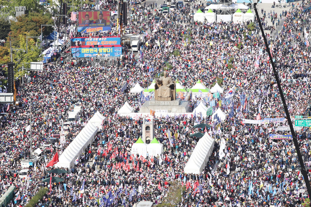 9일 서울 광화문광장과 세종대로 일대에서 범보수단체 주최로 열린 '조국 법무부 장관 사퇴 촉구 집회'에 시민들이 참여하고 있다. [연합]